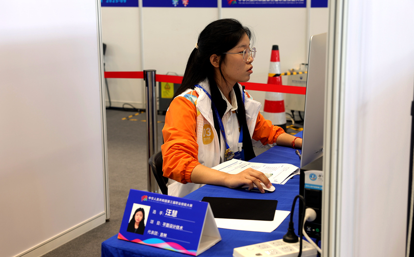 長春科技學院視覺藝術學院平面設計專業學生汪慧正在參加平面設計技術項目比賽