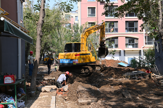 檢察新村小區加緊進行路面硬化與地下管網改造