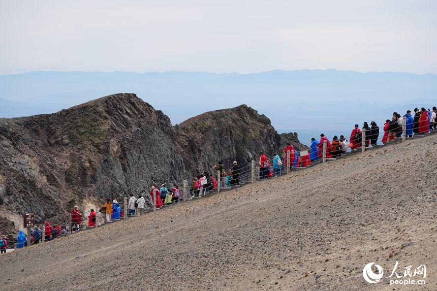 9月22日，游客在長白山天池主峰欣賞秋日美景。人民網記者 李洋攝