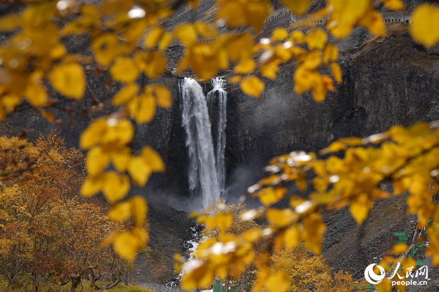 9月22日，長白瀑布景區秋意漸濃。人民網記者 李洋攝