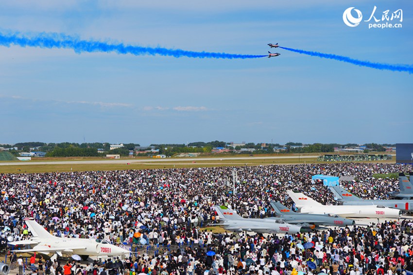 2025年空軍航空開放活動和長春航空展現場人潮涌動。人民網記者 李洋攝