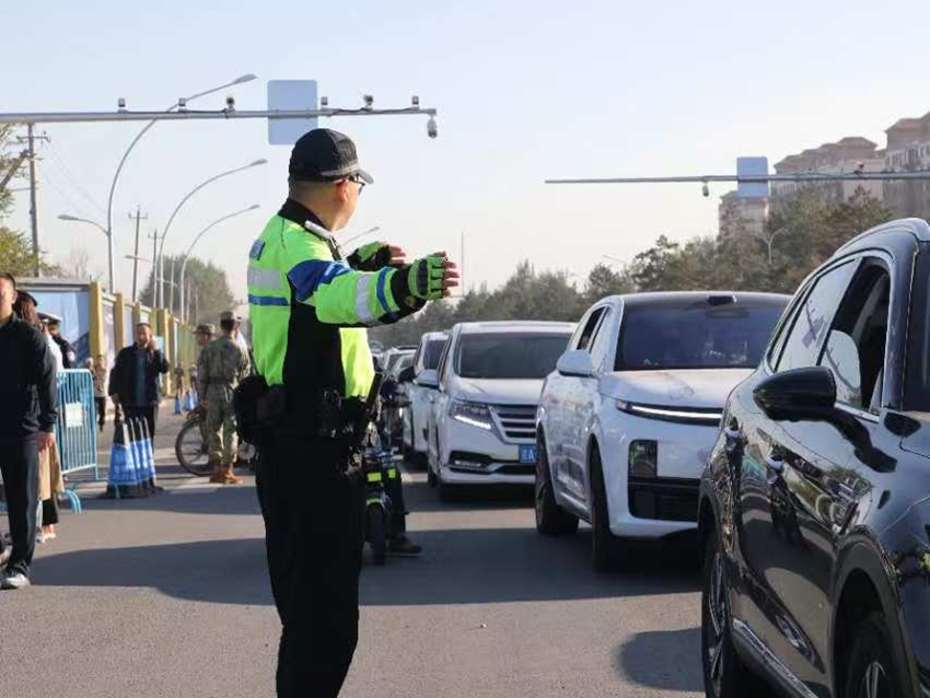 交警正在引導觀展車輛通行。長春市公安局交通管理支隊供圖