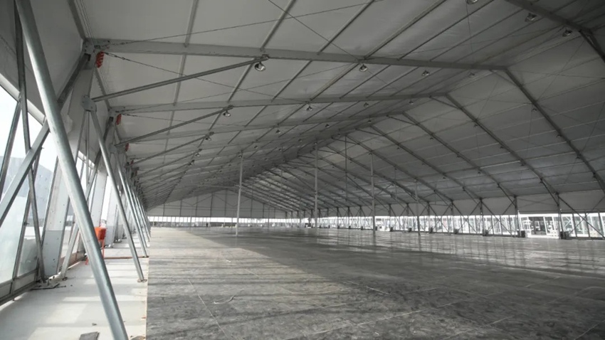 白色的臨時展館也成為本次展會獨特的風景線。長春市委宣傳部供圖