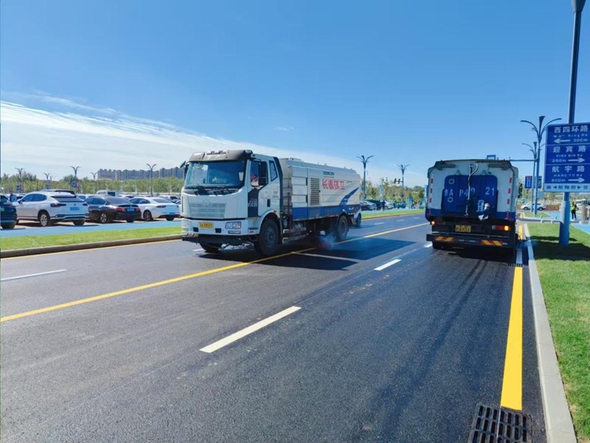環衛車輛正在對航展周邊路面進行清潔。長春市城市管理局供圖