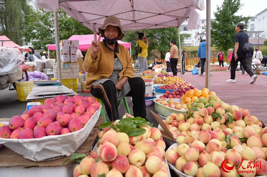 近年來，代表著“集安風味”的白桃、雞心果撐起了當地農民的“錢袋子”，也讓早市的豐收色彩更添視覺沖擊。人民網記者 李洋攝