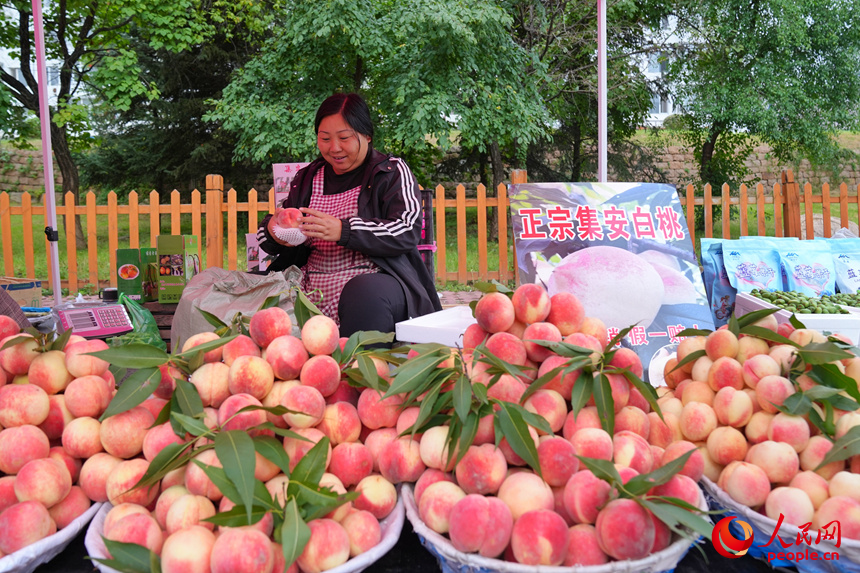 近年來，代表著“集安風味”的白桃、藍莓撐起了當地農民的“錢袋子”，也讓早市的豐收色彩更添視覺沖擊。人民網記者 李洋攝