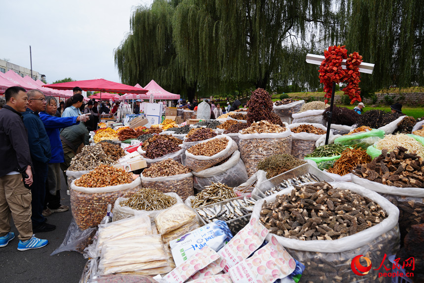 游客在集安早市里購物。人民網記者 李洋攝