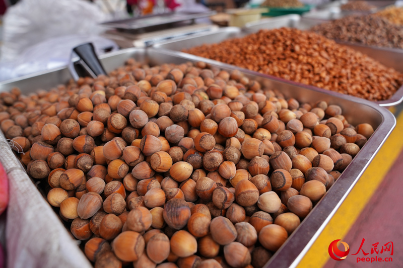 早市上售賣的當地特產榛子。人民網記者 李洋攝
