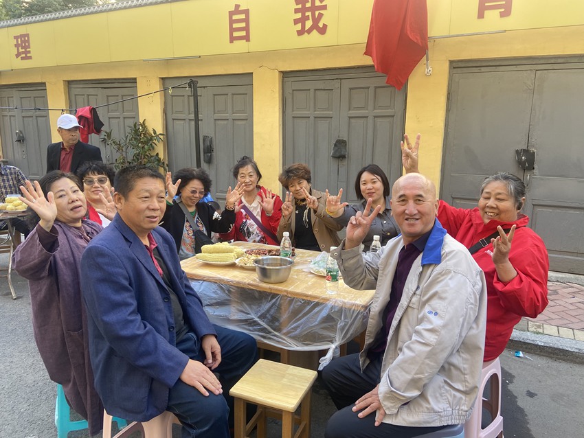 廣興街道越野社區“教師樓”自治小區舉辦“百家宴”。