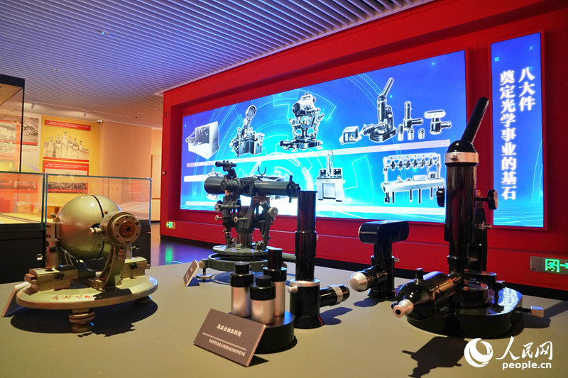 展館內展示的，產自長春的光學精密儀器。人民網記者 李洋攝