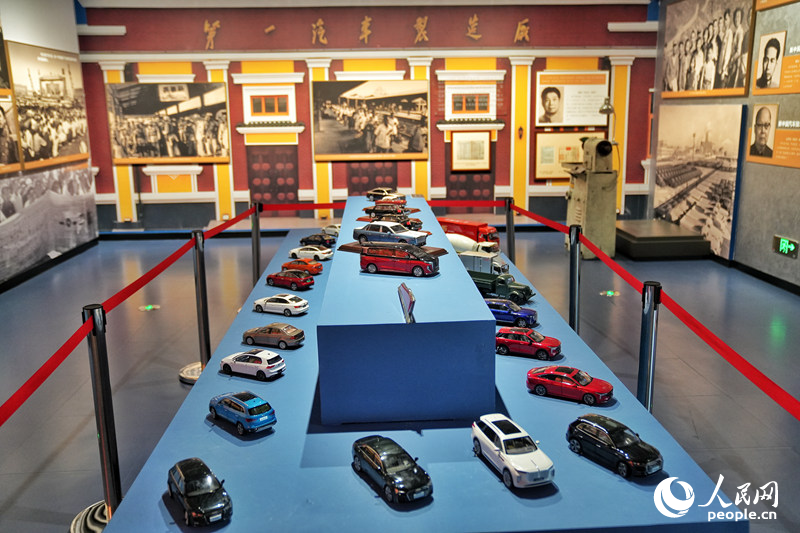 在吉林省近現代史展覽“搖籃風采”展區，展示著中國一汽生產的各式汽車模型。人民網記者 李洋攝