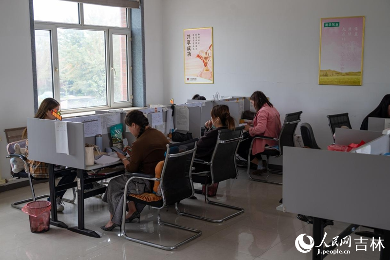 新億牧業的電商辦公室。