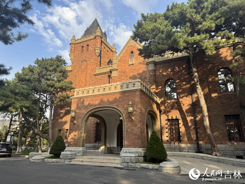 紅墻尖頂的德國古堡式建筑。人民網記者 李思玥攝