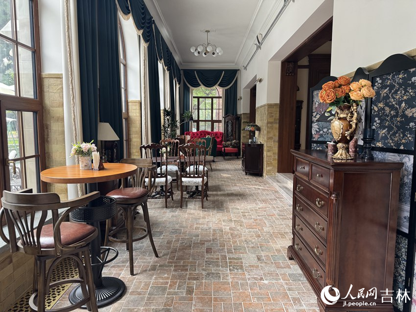 咖啡館內每個角落都充滿復古氛圍。人民網記者 李思玥攝