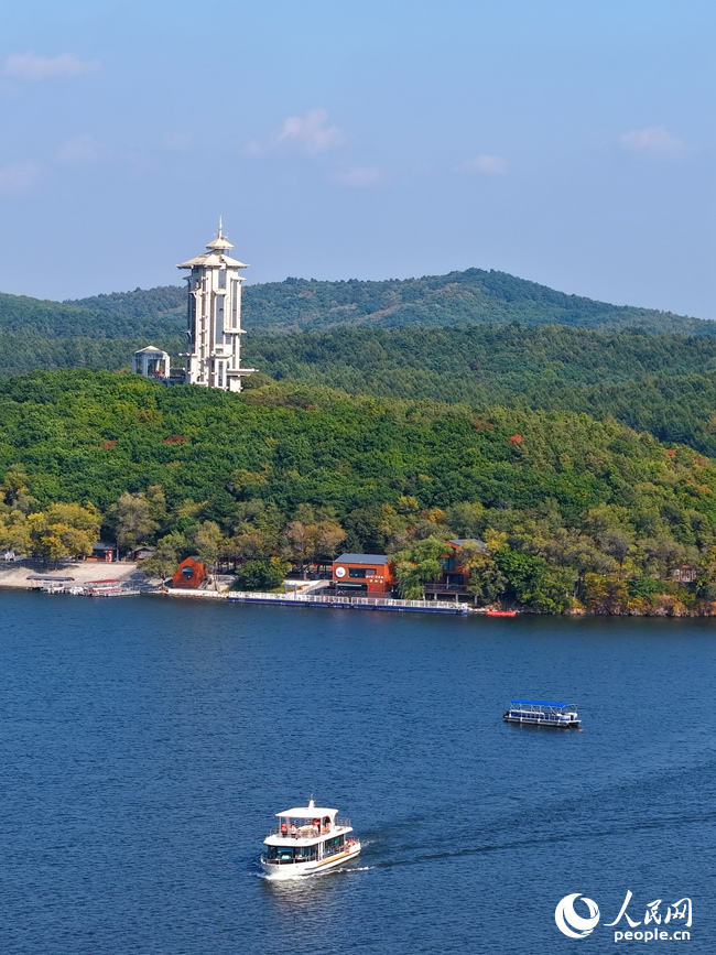 金秋時節，凈月潭迎來最佳賞秋期。人民網記者 李洋攝