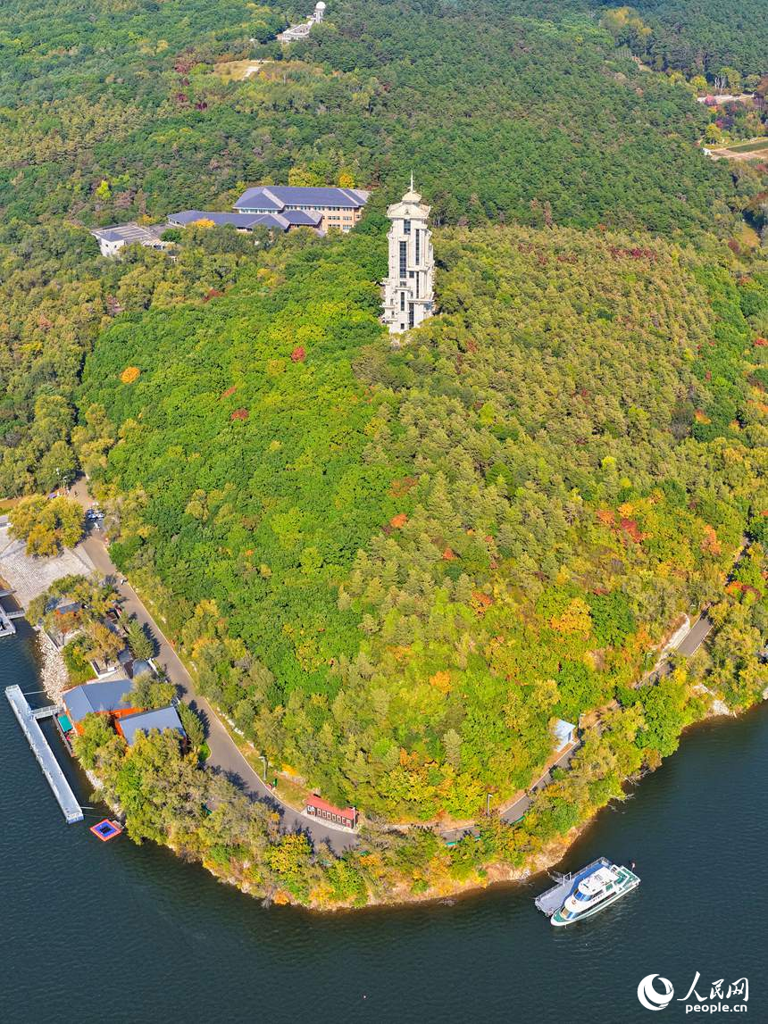 秋日里凈月潭景區層林盡染。人民網記者 李洋攝