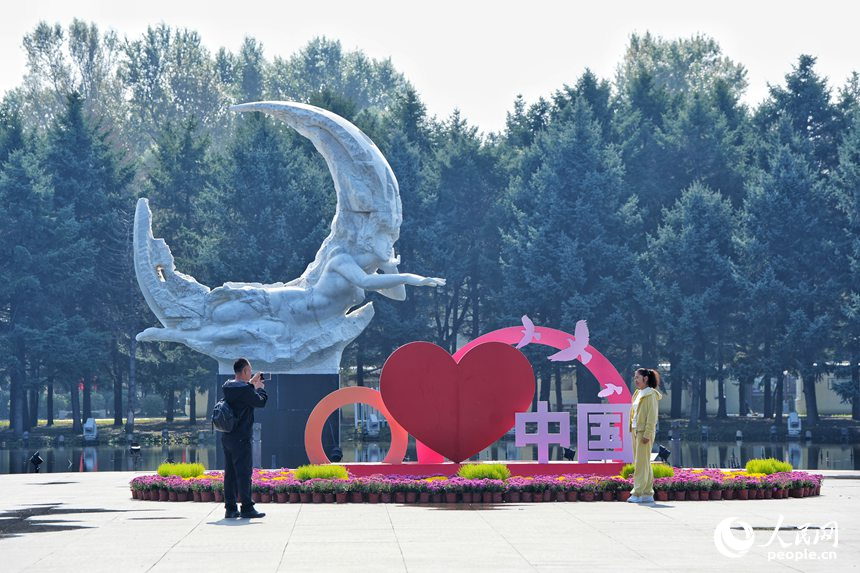 游客在凈月潭景區新設置的景觀前拍照留影。人民網記者 李洋攝