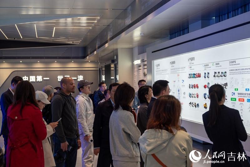 “感知幸福中國行”參訪團參觀一汽解放。實習生 王思皓攝