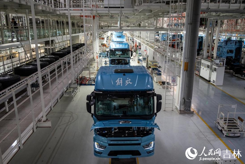 一汽解放J7整車智能工廠生產現場。實習生 王思皓攝