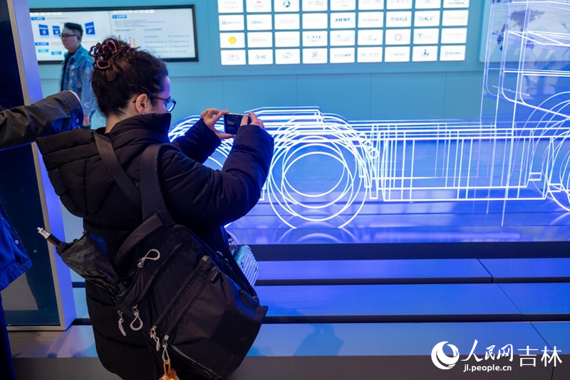 “感知幸福中國行”參訪團參觀一汽解放。實習生 王思皓攝