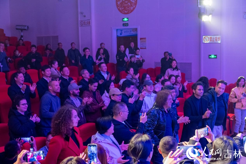 “感知幸福中國行”參訪團全體起立鼓掌。實習生 王思皓攝