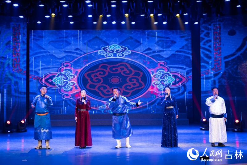 歌曲聯唱《蒙古人》《歡樂的那達慕》。實習生 王思皓攝