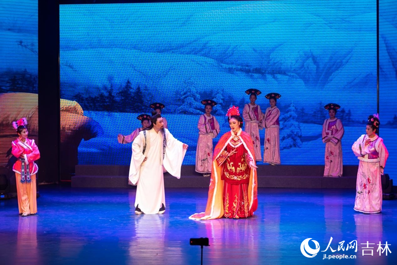 滿族新城戲《洪皓·婚慶》片段。實習生 王思皓攝