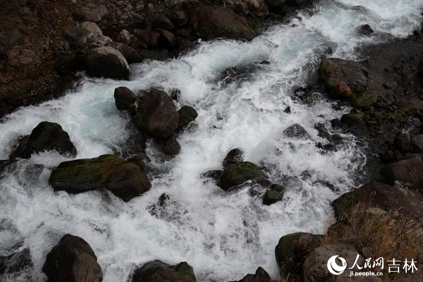 長白山瀑布下奔騰的河流。實習生 王思皓攝