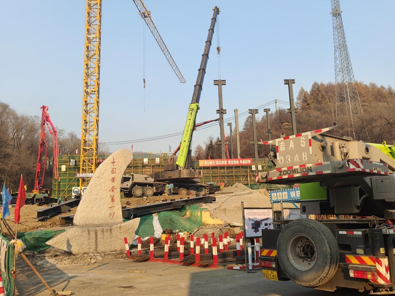 夾皮溝鎮寶戲臺金谷景區施工現場。實習生 王思皓攝