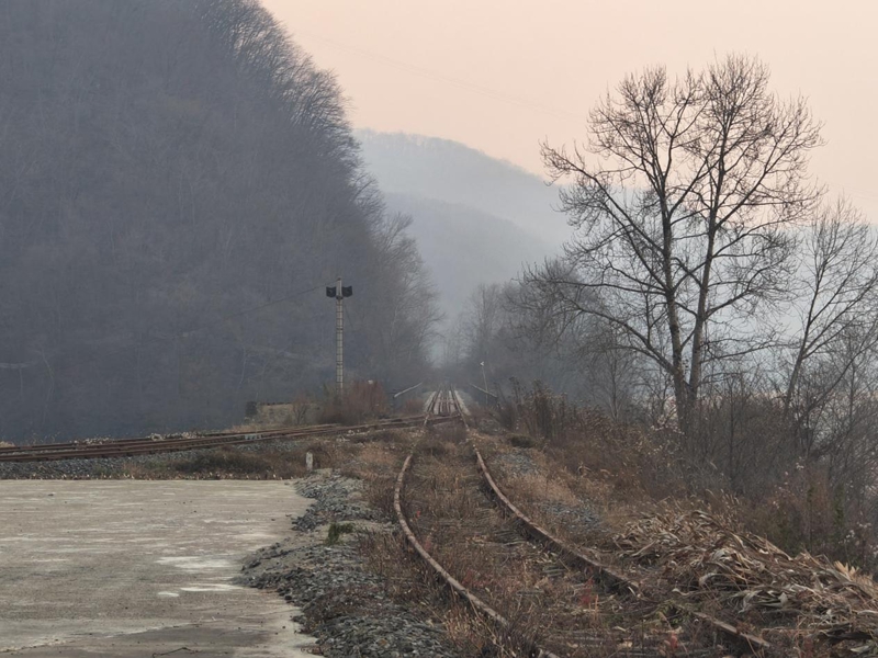 紅石湖氫能觀光列車預設軌道。實習生 王思皓攝