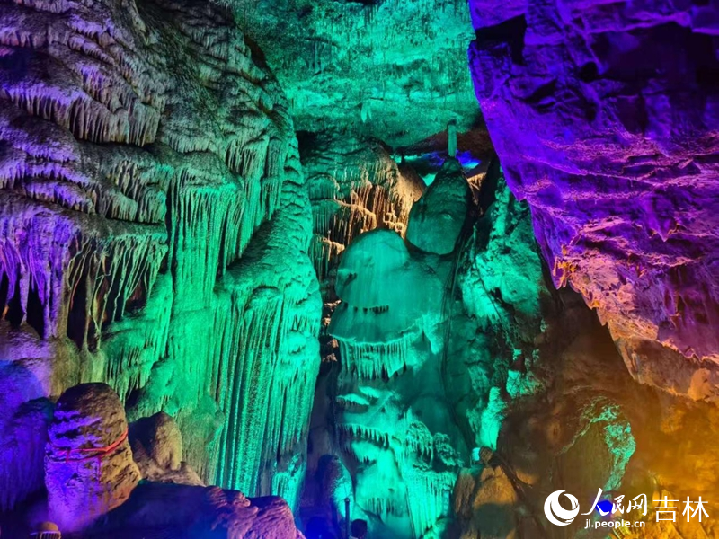 官馬溶洞內鐘乳石景觀。 實習生 王思皓攝