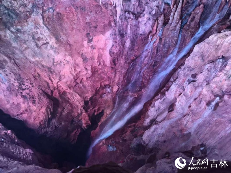 官馬溶洞內百尺泉瀑布。 實習生 王思皓攝