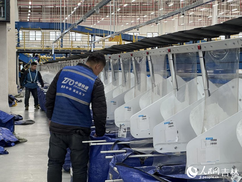 工人們在自動化設備前有序作業。人民網記者 李思玥攝