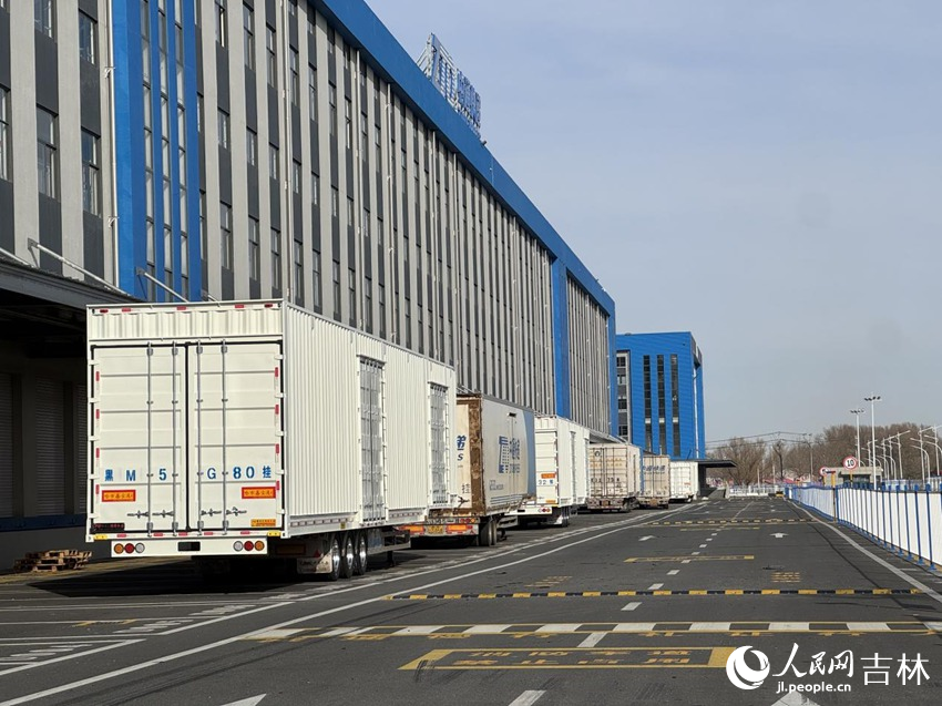 一輛輛印有“中通”標識的甩掛式運輸車整裝待發。人民網記者 李思玥攝