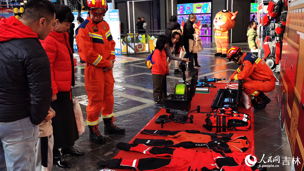 11月9日，消防戰士向市民展示消防裝備。人民網記者 王帝元攝