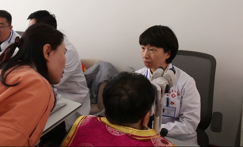 李曉東正在進行眼科疾病義診篩查。圖片來源：白城中心醫院宣傳科