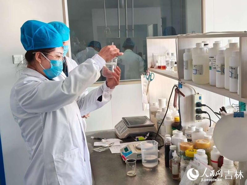 鄭玲玲正在進行實驗。 實習生 王思皓攝