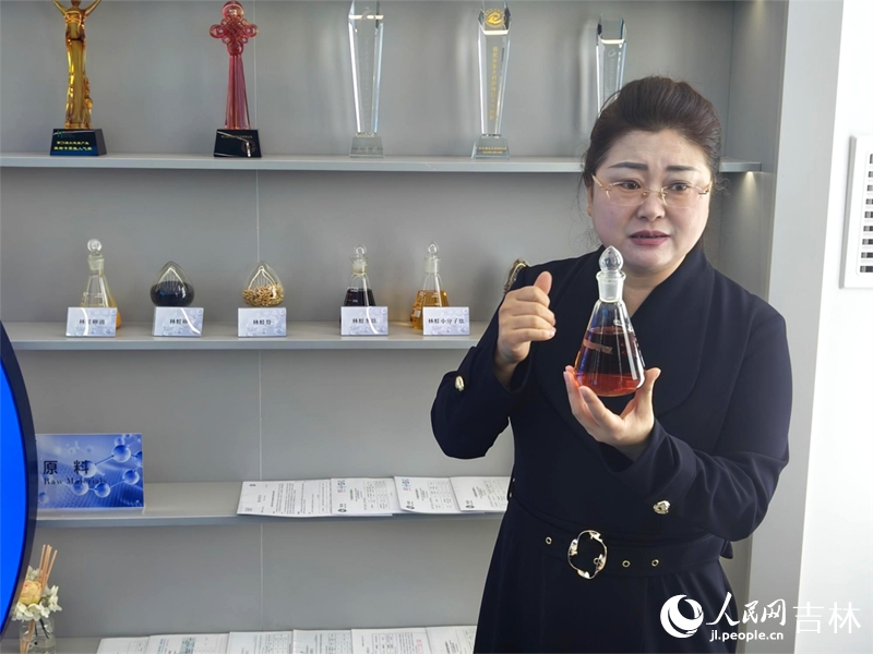 鄭玲玲正在介紹“林蛙抗菌肽”的原料。 實習生 王思皓攝