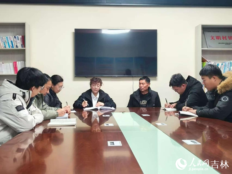 李巍巍正在開會。 實習生 王思皓攝