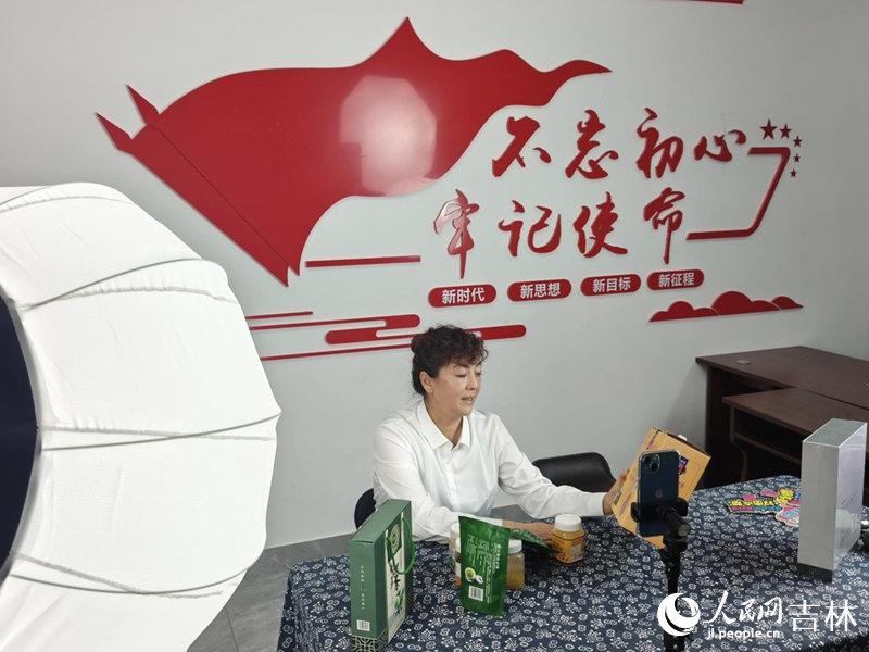 李巍巍正在開展助農直播。 實習生 王思皓攝