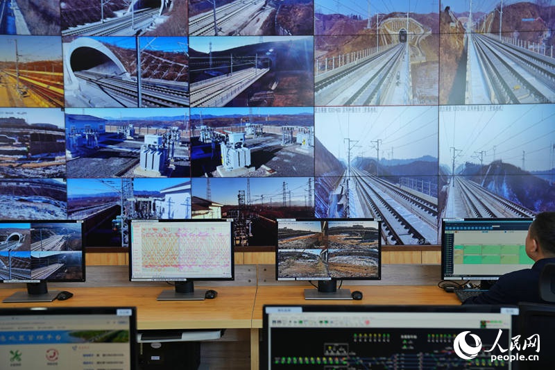 沈陽高鐵基礎設施段安全生產指揮中心監控屏上顯示的沈白高鐵實時畫面。人民網記者 李洋攝