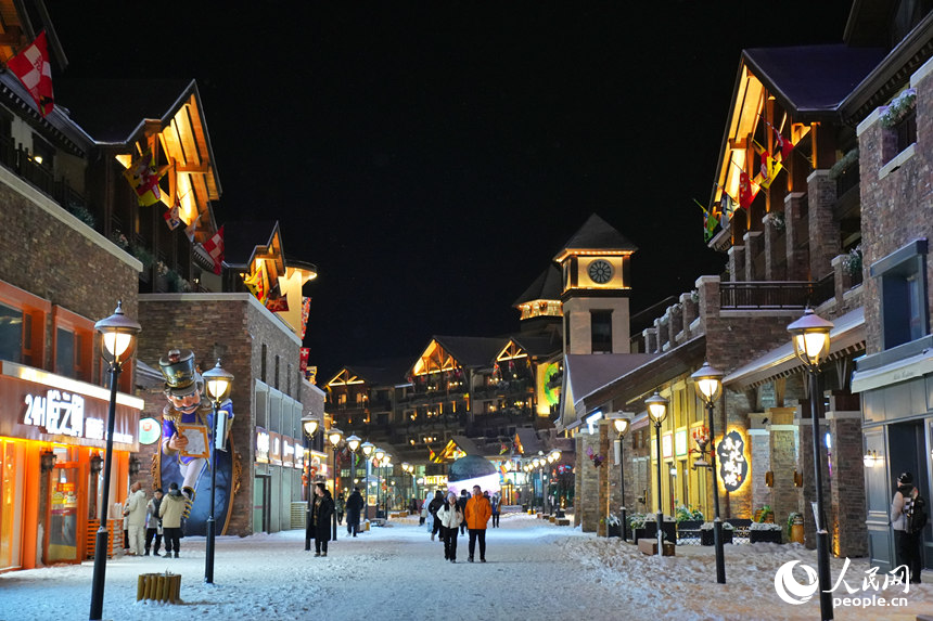 11月27日，游客在白山市華美勝地度假區欣賞雪景。人民網記者 李洋攝