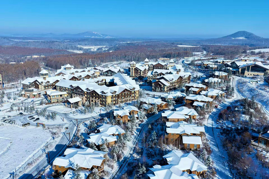 雪中的白山華美勝地度假區雪景。羅春曉攝