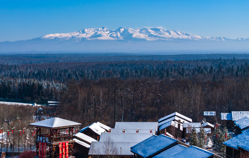 在白山市撫松縣的雪鄉客棧遠眺長白山美景。孫立君攝