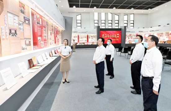 7月10日，吉林省委書記景俊海到吉林長春社區干部學院調研，仔細觀看吉林省黨建引領基層治理成果展。