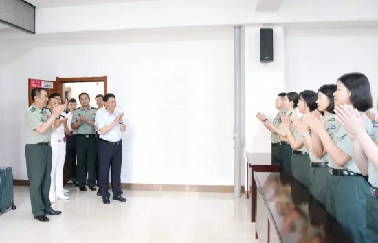 “八一”建軍節前夕，吉林省委副書記、省長胡玉亭到吉林省軍區警衛勤務隊通信中隊走訪慰問。宋鍇 攝