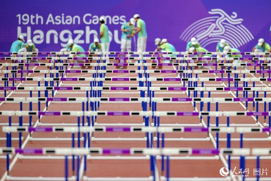 10月1日，在浙江杭州奧林匹克體育中心體育場，“小青荷”們忙碌的身影遍布場館各處，統一的著裝、優雅的儀態、燦爛的笑容，他們以青春的姿態、溫馨的服務堅守在亞運的崗位上。人民網 章勇濤攝