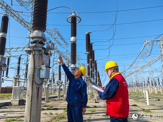 10月1日上午，國網長春供電公司變電運維中心在德惠220千伏變電站查看220千伏南母線避雷器壓力示數，保證國慶期間線路安全運行。人民網 李成偉攝