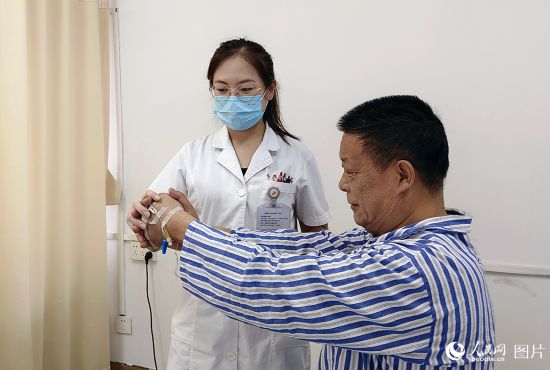 9月29日，中秋國慶假期第一天，山東中醫藥大學附屬醫院康復科治療師郭敬正在為患者做肢體功能訓練。人民網記者 劉祺攝