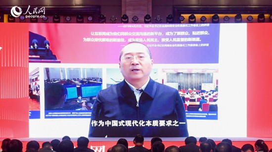 第十四屆全國人大常委會代表工作委員會副主任傅文杰通過視頻致辭。人民網記者 李洋攝